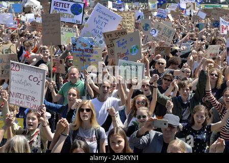 Les élèves, enfants et parents sur la Theresienwiese à Munich pour la protection du climat. [Traduction automatique] Banque D'Images