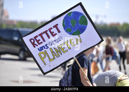 Les élèves, enfants et parents sur la Theresienwiese à Munich pour la protection du climat. [Traduction automatique] Banque D'Images