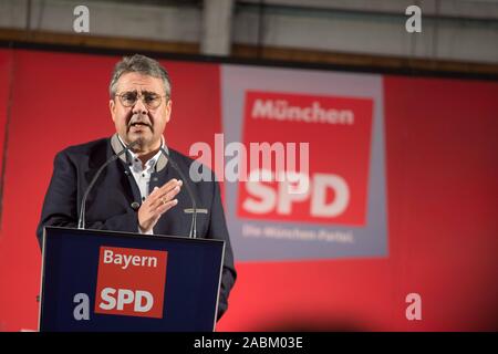 L'ancien président du parti, Sigmar Gabriel, parle comme un orateur invité à la soirée festive du SPD dans la tente à bière sur la Truderinger festival du printemps. [Traduction automatique] Banque D'Images