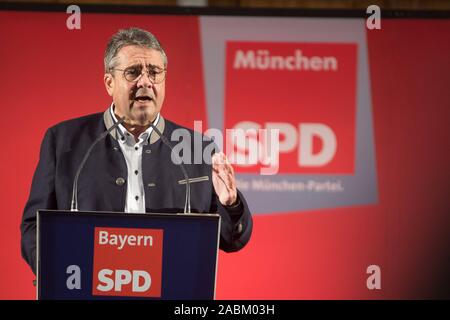 L'ancien président du parti, Sigmar Gabriel, parle comme un orateur invité à la soirée festive du SPD dans la tente à bière sur la Truderinger festival du printemps. [Traduction automatique] Banque D'Images