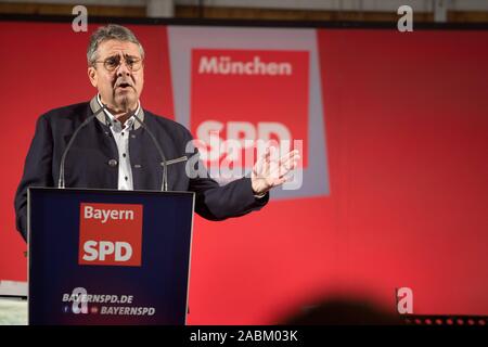 L'ancien président du parti, Sigmar Gabriel, parle comme un orateur invité à la soirée festive du SPD dans la tente à bière sur la Truderinger festival du printemps. [Traduction automatique] Banque D'Images