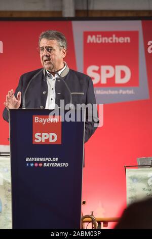 L'ancien président du parti, Sigmar Gabriel, parle comme un orateur invité à la soirée festive du SPD dans la tente à bière sur la Truderinger festival du printemps. [Traduction automatique] Banque D'Images