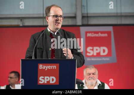 Markus Rinderspacher parle avec conférencier invité Siegmar Gabriel à la DSF party soirée dans la tente à bière à l'Truderinger Festival du printemps. [Traduction automatique] Banque D'Images