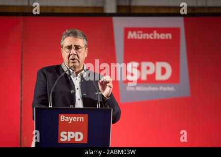 L'ancien président du parti, Sigmar Gabriel, parle comme un orateur invité à la soirée festive du SPD dans la tente à bière sur la Truderinger festival du printemps. [Traduction automatique] Banque D'Images