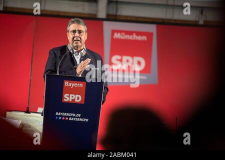 L'ancien président du parti, Sigmar Gabriel, parle comme un orateur invité à la soirée festive du SPD dans la tente à bière sur la Truderinger festival du printemps. [Traduction automatique] Banque D'Images