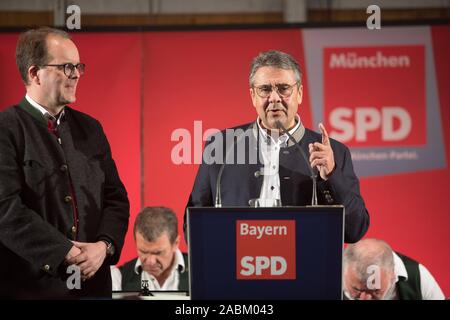 L'ancien président du parti, Sigmar Gabriel (r.) en tant que conférencier invité à la soirée parti SPD dans la tente à bière à l'Truderinger Frühlingsfest. Markus Rinderspacher lui donne une cloche, symbolique pour sa nouvelle tâche. [Traduction automatique] Banque D'Images