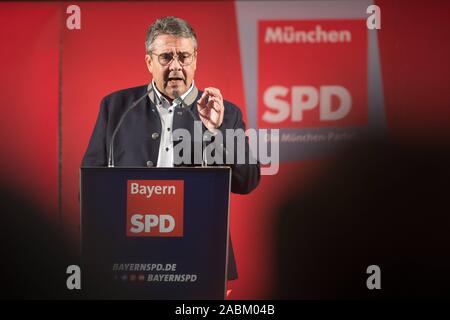 L'ancien président du parti, Sigmar Gabriel, parle comme un orateur invité à la soirée festive du SPD dans la tente à bière sur la Truderinger festival du printemps. [Traduction automatique] Banque D'Images