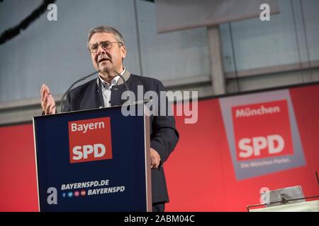 L'ancien président du parti, Sigmar Gabriel, parle comme un orateur invité à la soirée festive du SPD dans la tente à bière sur la Truderinger festival du printemps. [Traduction automatique] Banque D'Images