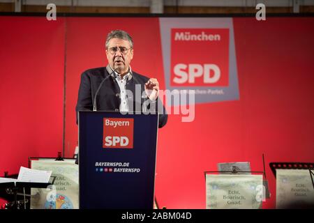 L'ancien président du parti, Sigmar Gabriel, parle comme un orateur invité à la soirée festive du SPD dans la tente à bière sur la Truderinger festival du printemps. [Traduction automatique] Banque D'Images