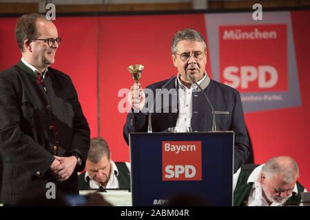 L'ancien président du parti, Sigmar Gabriel (r.) en tant que conférencier invité à la soirée parti SPD dans la tente à bière à l'Truderinger Frühlingsfest. Markus Rinderspacher lui donne une cloche, symbolique pour sa nouvelle tâche. [Traduction automatique] Banque D'Images