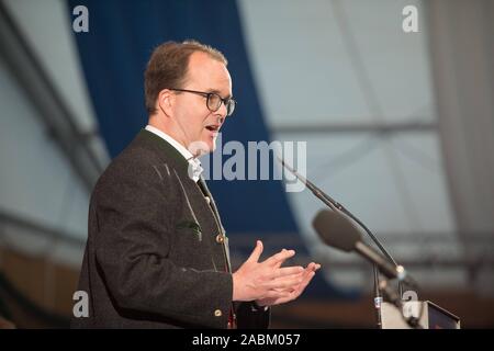 Markus Rinderspacher parle avec conférencier invité Siegmar Gabriel à la DSF party soirée dans la tente à bière à l'Truderinger Festival du printemps. [Traduction automatique] Banque D'Images