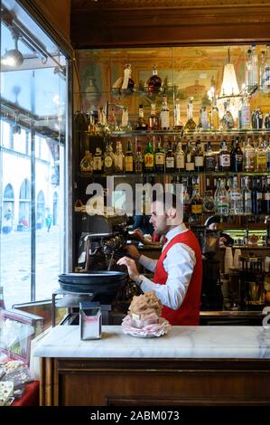 Perugia. L'Italie. Pasticceria Sandri, bar historique/pâtisserie sur Corso Pietro Vannucci, 32. Banque D'Images