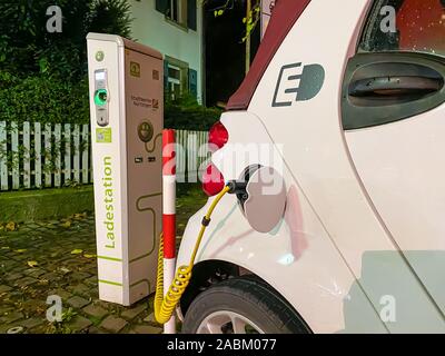 Location de véhicule électrique sur une base de charge, Nürtingen, Allemagne Banque D'Images