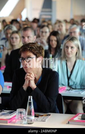 CDU-présidente Annegret Kramp-Karrenbauer (m.) au niveau du régime-W-congrès dans le Görlitzer Park usine à Berlin. [Traduction automatique] Banque D'Images