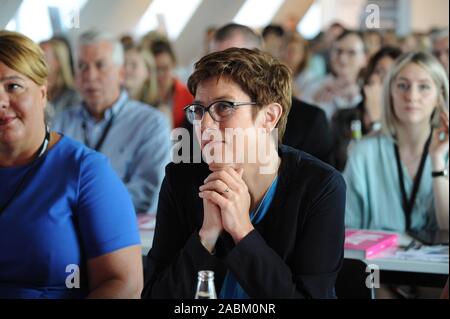 CDU-présidente Annegret Kramp-Karrenbauer (m.) au niveau du régime-W-congrès dans le Görlitzer Park usine à Berlin. [Traduction automatique] Banque D'Images