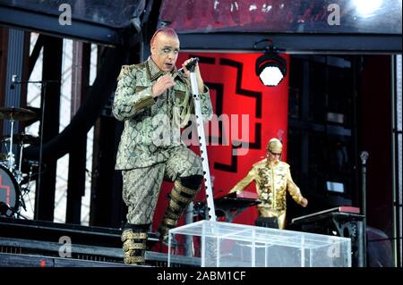 Chanteur avant de la bande jusqu'à Lindemann Rammstein dans le stade olympique de Munich. [Traduction automatique] Banque D'Images