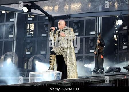 Chanteur avant de la bande jusqu'à Lindemann Rammstein dans le stade olympique de Munich. [Traduction automatique] Banque D'Images