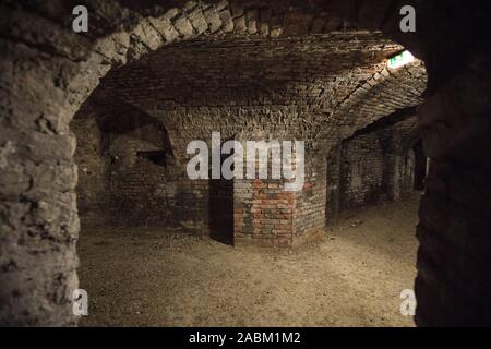 Séries : "disparu du Munich Lieux' : Les vestiges souterrains de la cité médiévale de l'an. Dukes se fit construire une forteresse au Moyen Age pour se protéger contre les citoyens. De la résidence, un escalier mène à la salle voûtée de tunnels de Neuveste. [Traduction automatique] Banque D'Images