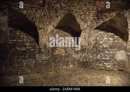 Séries : "disparu du Munich Lieux' : Les vestiges souterrains de la cité médiévale de l'an. Dukes se fit construire une forteresse au Moyen Age pour se protéger contre les citoyens. De la résidence, un escalier mène à la salle voûtée de tunnels de Neuveste. [Traduction automatique] Banque D'Images