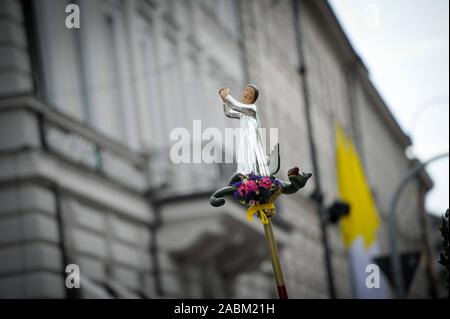 Procession du Corpus Christi 2019 de la Marienplatz via Brienner Strasse à Königsplatz. Sur Corpus Christi, la "fête du Corps et du Sang du Christ", les catholiques afficher publiquement leur foi en la présence du Christ dans le sacrement de l'Eucharistie. Ils portent le Saint Sacrement, le Christ sous la forme d'une hostie consacrée, dans un navire d'affichage richement décoré, un ostensoir, à travers les rues et prier à plusieurs autels à la bénédiction de Dieu. [Traduction automatique] Banque D'Images