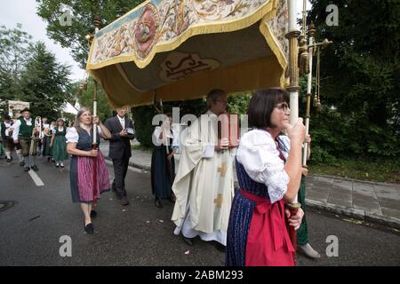 Lors de la procession du Corpus Christi de Feldmoching quatre dames pour la première fois porter la soi-disant (ciel couvert), en vertu de laquelle le prêtre promenades dans avec l'ostensoir. [Traduction automatique] Banque D'Images