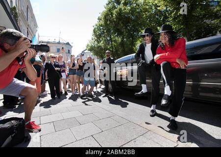 Service commémoratif avec deux Michael Jackson acteurs de la comédie musicale : Beat it ! À l'avant et à l'hôtel Bayerischer Hof sur le 10e anniversaire de la mort de la pop star américaine. Dans l'image, les doubles arrivent dans la limousine en face de l'hôtel Bayerischer Hof. [Traduction automatique] Banque D'Images