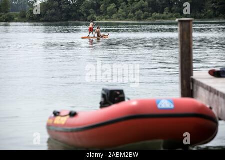 DLRG watch station à l'Regattaparksee d'Oberschleißheim : Dans l'image de la natation et pagayeur sur le lac, au premier plan un sauvetage. [Traduction automatique] Banque D'Images