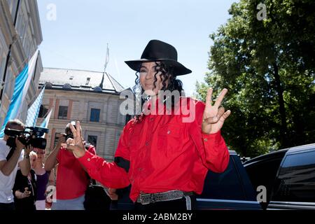 Service commémoratif avec deux Michael Jackson acteurs de la comédie musicale : Beat it ! À l'avant et à l'hôtel Bayerischer Hof sur le 10e anniversaire de la mort de la pop star américaine. Dans l'image, les doubles arrivent dans la limousine en face de l'hôtel Bayerischer Hof. [Traduction automatique] Banque D'Images