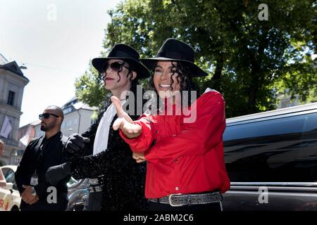 Service commémoratif avec deux Michael Jackson acteurs de la comédie musicale : Beat it ! À l'avant et à l'hôtel Bayerischer Hof sur le 10e anniversaire de la mort de la pop star américaine. Dans l'image, les doubles arrivent dans la limousine en face de l'hôtel Bayerischer Hof. [Traduction automatique] Banque D'Images