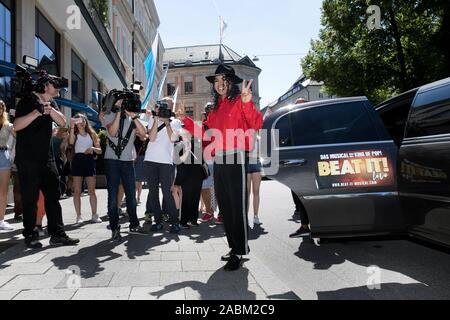 Service commémoratif avec deux Michael Jackson acteurs de la comédie musicale : Beat it ! À l'avant et à l'hôtel Bayerischer Hof sur le 10e anniversaire de la mort de la pop star américaine. Dans l'image, les doubles arrivent dans la limousine en face de l'hôtel Bayerischer Hof. [Traduction automatique] Banque D'Images