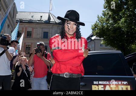 Service commémoratif avec deux Michael Jackson acteurs de la comédie musicale : Beat it ! À l'avant et à l'hôtel Bayerischer Hof sur le 10e anniversaire de la mort de la pop star américaine. Dans l'image, les doubles arrivent dans la limousine en face de l'hôtel Bayerischer Hof. [Traduction automatique] Banque D'Images