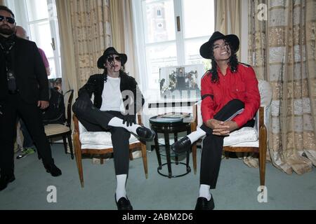 Service commémoratif avec deux Michael Jackson acteurs de la comédie musicale : Beat it ! À l'avant et à l'hôtel Bayerischer Hof sur le 10e anniversaire de la mort de la pop star américaine. La photo montre le double dans la suite de Michael Jackson. [Traduction automatique] Banque D'Images