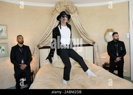 Service commémoratif avec deux Michael Jackson acteurs de la comédie musicale : Beat it ! À l'avant et à l'hôtel Bayerischer Hof sur le 10e anniversaire de la mort de la pop star américaine. La photo montre le double dans la suite de Michael Jackson. [Traduction automatique] Banque D'Images