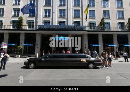 Service commémoratif avec deux Michael Jackson acteurs de la comédie musicale : Beat it ! À l'avant et à l'hôtel Bayerischer Hof sur le 10e anniversaire de la mort de la pop star américaine. Dans l'image, les doubles arrivent dans la limousine en face de l'hôtel Bayerischer Hof. [Traduction automatique] Banque D'Images