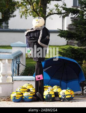 Gru criminelle de Détestable moi avec ses sbires dans la pièce de l'épouvantail d'halloween à New Inn, Tipperary, Irlande Banque D'Images