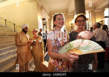 De gauche à droite : Paramjot Singh Khalsa (d'âme) la thérapie avec l'épouse et chœur Miriam avec lighting designer Felice Ross sur son chemin à la première de l'opéra de Richard Strauss 'Salome' au Festival d'Opéra de Munich en 2019. [Traduction automatique] Banque D'Images