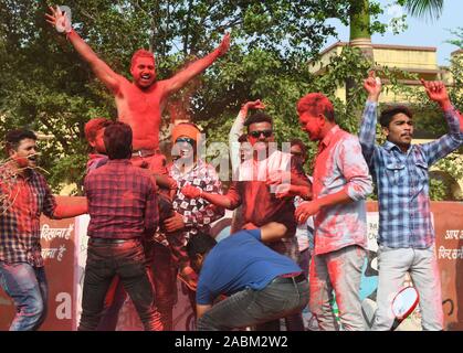 Les travailleurs BJP célèbrent leur victoire dans l'élection du Président de l'organisme urbain à Beawar, Rajasthan, Inde. Photo/Sumit Mamadou Diop Banque D'Images