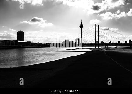 Rheinkniebrucke à Düsseldorf - Allemagne Banque D'Images