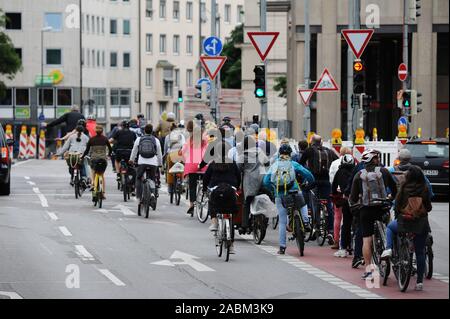 Onze heures de grève d'avertissement le syndicat Verdi dans les transports publics de Munich. Sont concernés les métros, bus et tramways de la Münchner Verkehrsgesellschaft (MVG). La photo montre une colonne de cyclistes à la Sendlinger Tor. [Traduction automatique] Banque D'Images