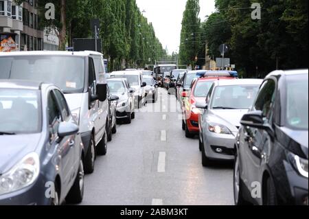 Onze heures de grève d'avertissement le syndicat Verdi dans les transports publics de Munich. Sont concernés les métros, bus et tramways de la Münchner Verkehrsgesellschaft (MVG). La photo montre l'augmentation du trafic dans la matinée Lindwurmstraße. [Traduction automatique] Banque D'Images