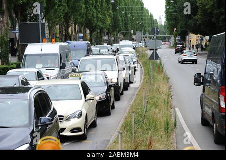 Onze heures de grève d'avertissement le syndicat Verdi dans les transports publics de Munich. Sont concernés les métros, bus et tramways de la Münchner Verkehrsgesellschaft (MVG). La photo montre l'augmentation du trafic dans la matinée Lindwurmstraße. [Traduction automatique] Banque D'Images