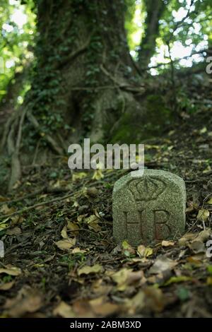 Pierre sur le Rochus-Dedler limitrophes Weg sur les bords de l'Isar à Oberföhring. Un côté porte l'inscription HB (duché de Bayern), l'autre HS (Hochstift 85399). [Traduction automatique] Banque D'Images