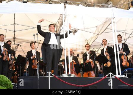 En dépit du mauvais temps 8000 vous écouter le concert d'ouverture de la série "Klassik suis Odeonsplatz' de la Symphonieorchester des Bayerischen Rundfunks avec son chef d'orchestre Alan Gilbert (dans la photo) et la soprano Renée Flemming. [Traduction automatique] Banque D'Images
