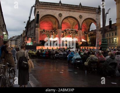 En dépit du mauvais temps 8000 vous écouter le concert d'ouverture de la série "Klassik suis Odeonsplatz' de la Symphonieorchester des Bayerischen Rundfunks avec son chef d'orchestre Alan Gilbert et la soprano Renée Flemming. [Traduction automatique] Banque D'Images