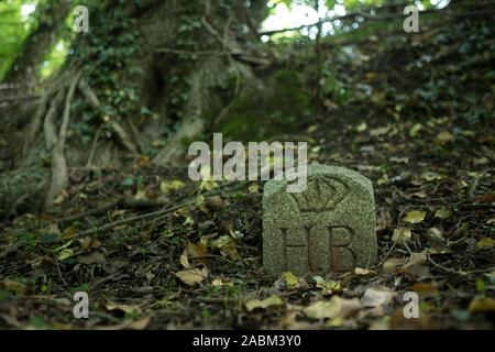 Pierre sur le Rochus-Dedler limitrophes Weg sur les bords de l'Isar à Oberföhring. Un côté porte l'inscription HB (duché de Bayern), l'autre HS (Hochstift 85399). [Traduction automatique] Banque D'Images