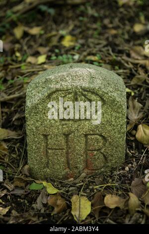 Pierre sur le Rochus-Dedler limitrophes Weg sur les bords de l'Isar à Oberföhring. Un côté porte l'inscription HB (duché de Bayern), l'autre HS (Hochstift 85399). [Traduction automatique] Banque D'Images