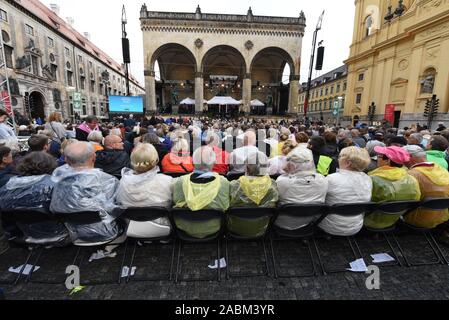 En dépit du mauvais temps 8000 vous écouter le concert d'ouverture de la série "Klassik suis Odeonsplatz' de la Symphonieorchester des Bayerischen Rundfunks avec son chef d'orchestre Alan Gilbert et la soprano Renée Flemming. [Traduction automatique] Banque D'Images