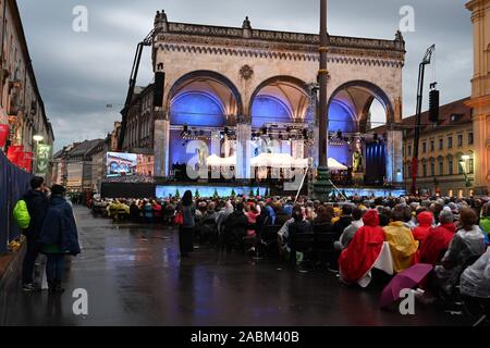 En dépit du mauvais temps 8000 vous écouter le concert d'ouverture de la série "Klassik suis Odeonsplatz' de la Symphonieorchester des Bayerischen Rundfunks avec son chef d'orchestre Alan Gilbert et la soprano Renée Flemming. [Traduction automatique] Banque D'Images