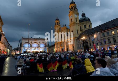 En dépit du mauvais temps 8000 vous écouter le concert d'ouverture de la série "Klassik suis Odeonsplatz' de la Symphonieorchester des Bayerischen Rundfunks avec son chef d'orchestre Alan Gilbert et la soprano Renée Flemming. [Traduction automatique] Banque D'Images
