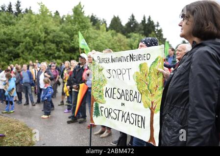 Avec une démonstration, l'initiative des citoyens 'Wald Neuried erhalten' veut donner l'exemple contre l'exploitation minière dans le gravier supplémentaires Forst Kasten par Heiliggeistspital la Fondation municipale. [Traduction automatique] Banque D'Images